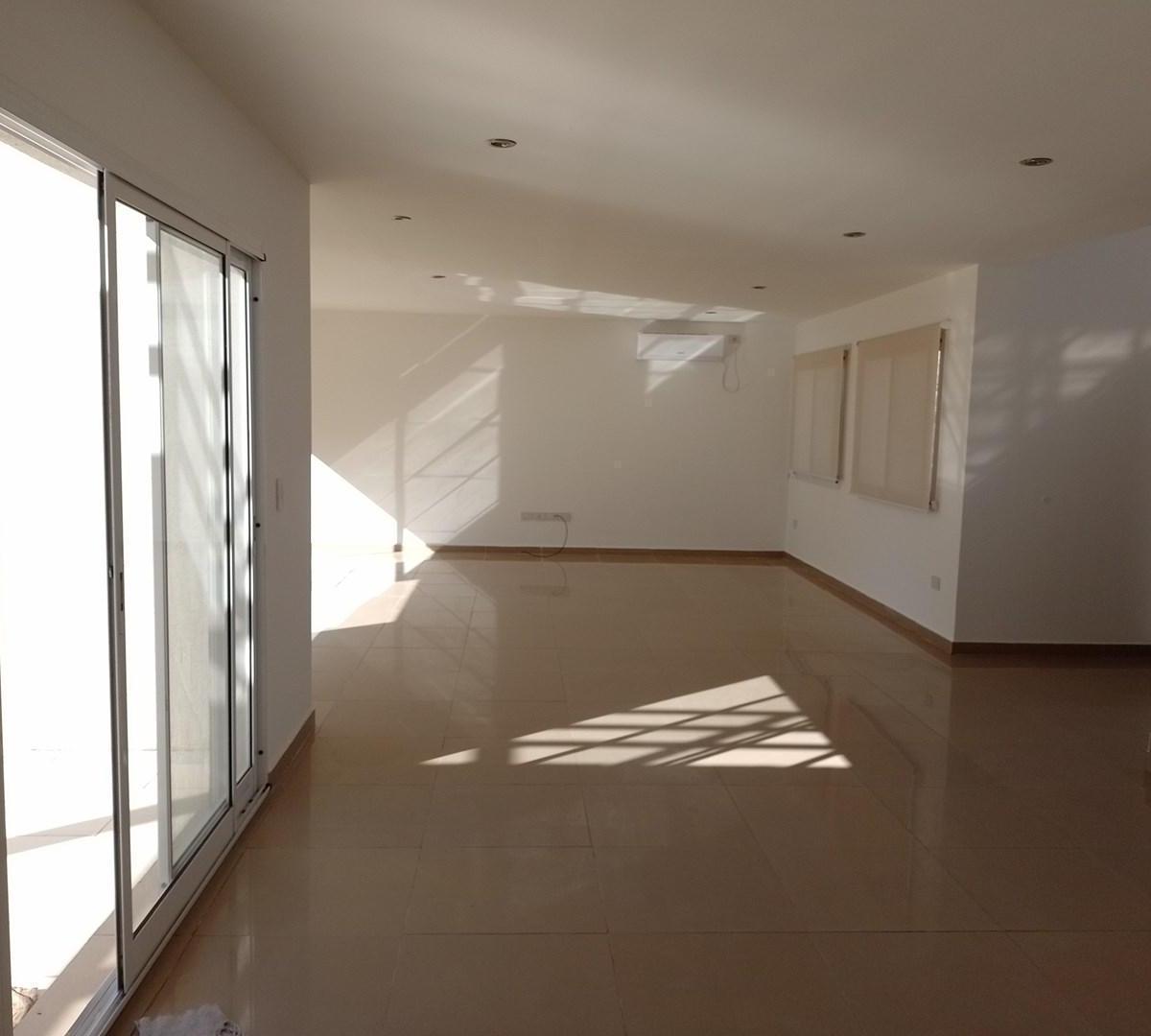 Casa en Alquiler con 2 cocheras