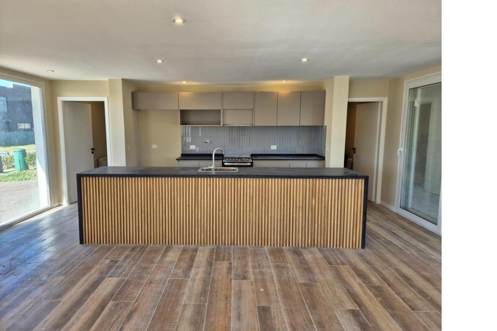 Casa en Venta con 4 cocheras