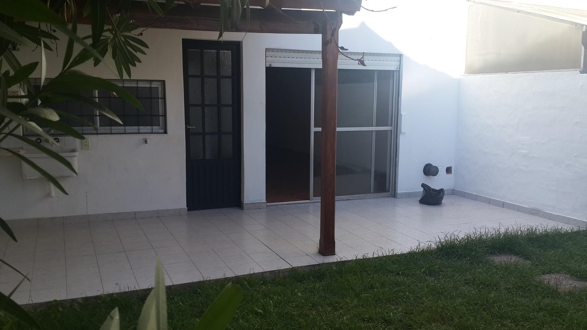 Casa en Alquiler con 1 cochera