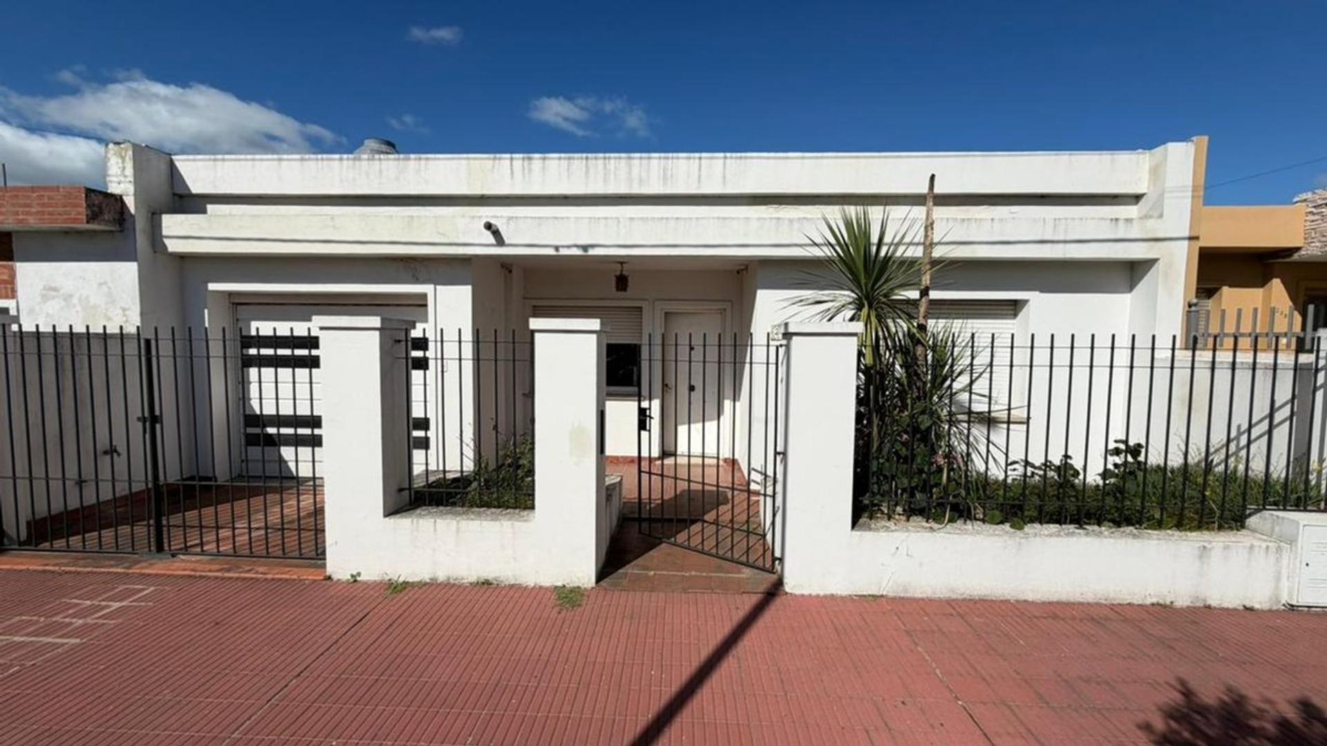 Se vende casa 2 dorm+patio y pileta - MURPHY