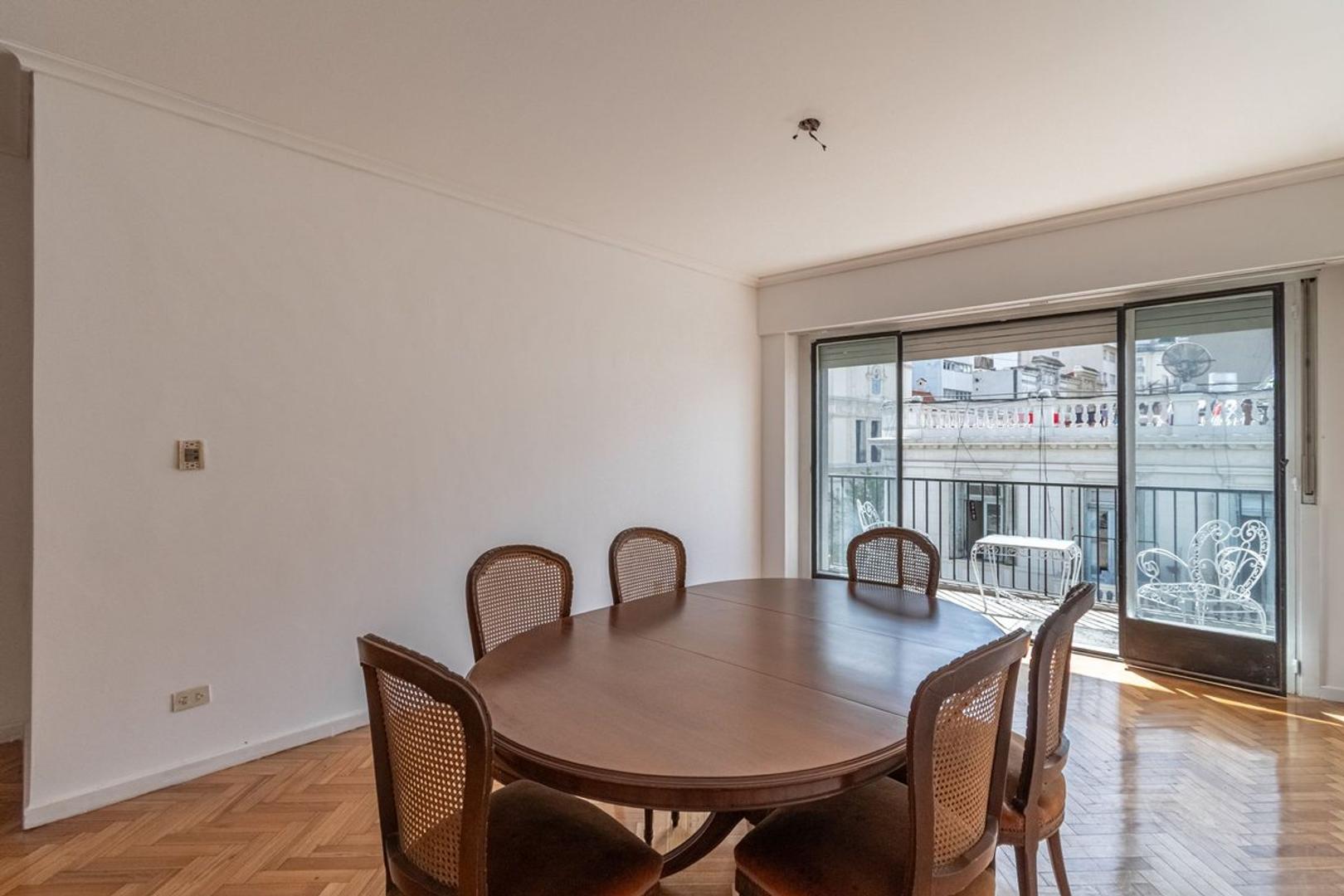 Venta Semipiso 4 ambientes con balcón en Monserrat