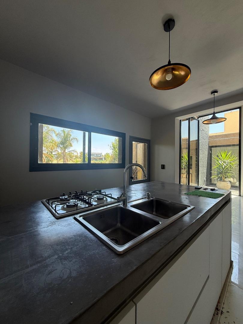 Casa en Alquiler con 4 cocheras