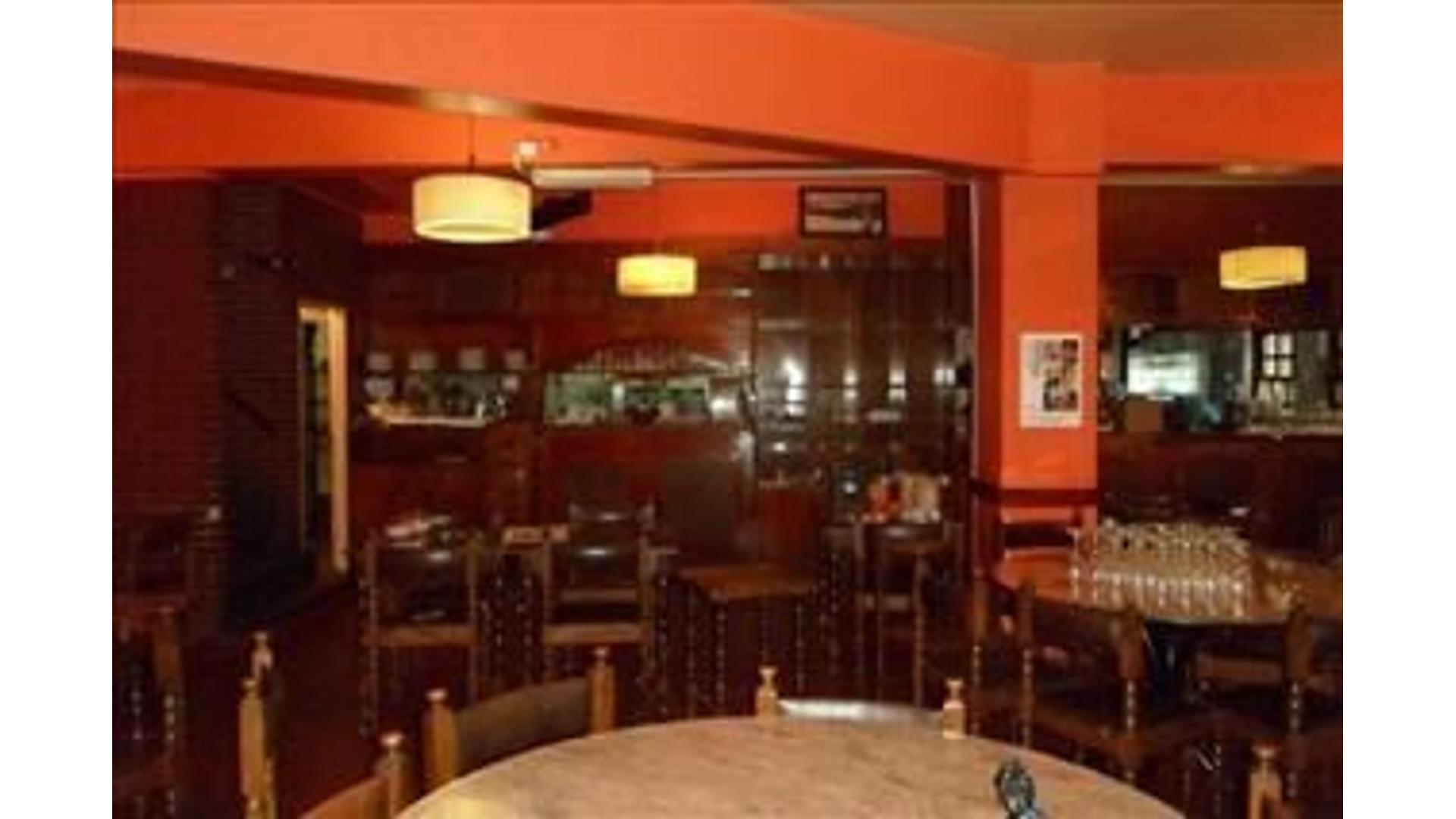 LOCAL EN 2 PLTAS.300 M2.CUB-.EN ESQ.-SOBRE LOTE PROPIO