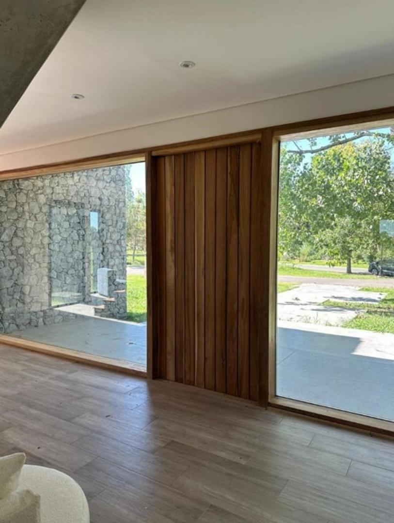 Casa 6 ambientes con 5 baños