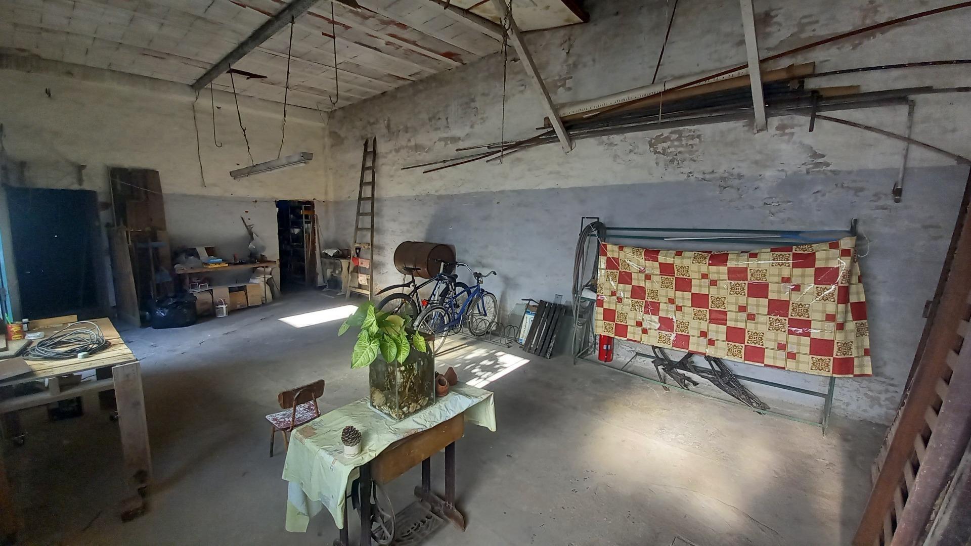 VENTA - 3 Galpones / Locales + Depto 4 ambientes - Ballester