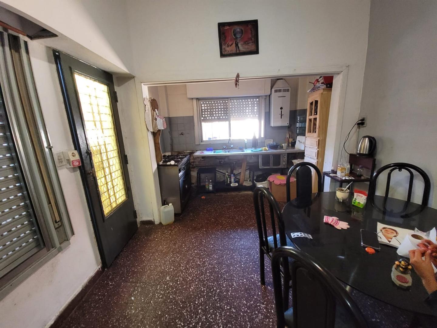 Casa con cochera y local