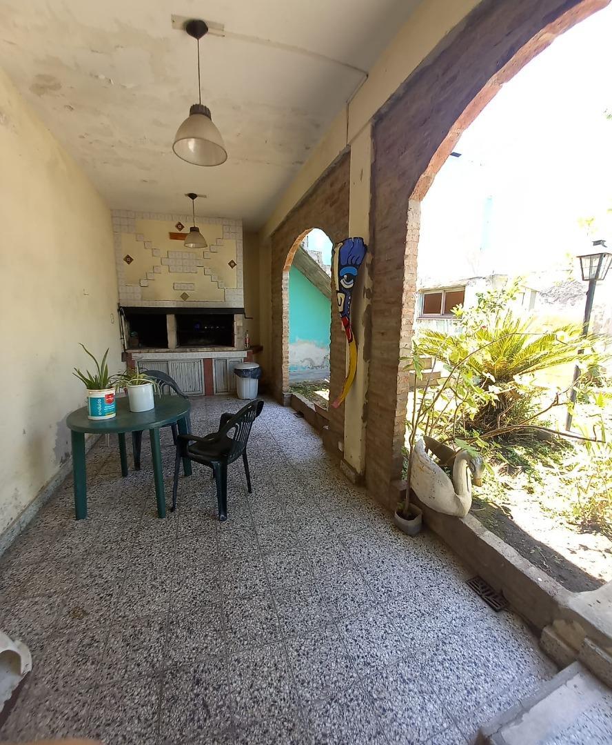 Venta casa 3 ambientes doble cochera y patio Villa Dominico