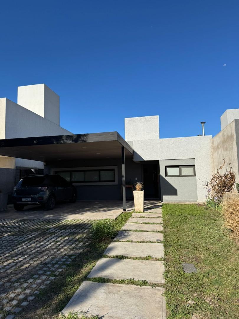 Vendo Casa Moderna en Docta Boulevard con pileta