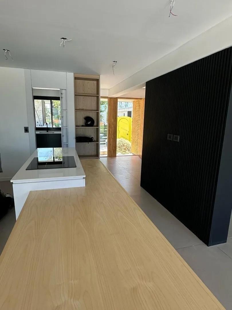 Casa en Venta con 3 cocheras