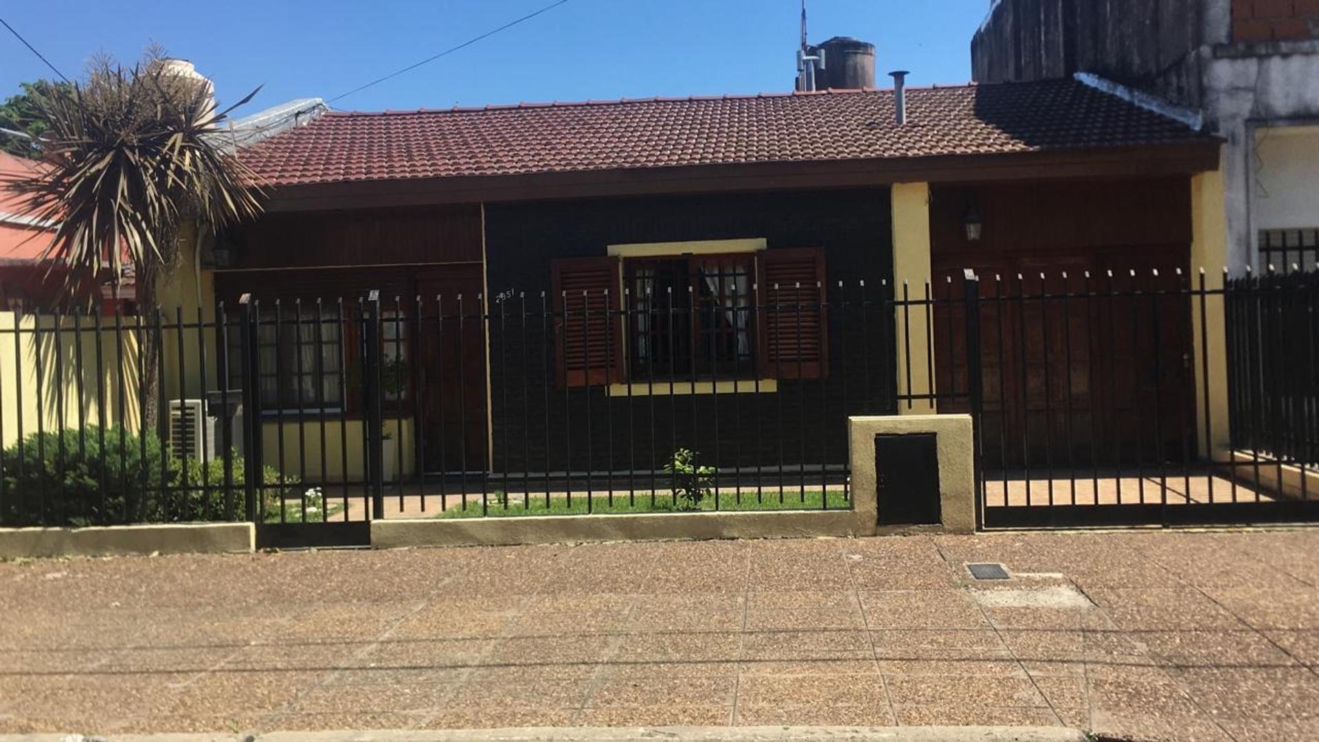 CASA 4 AMBIENTES EXCELENTE UBICACION