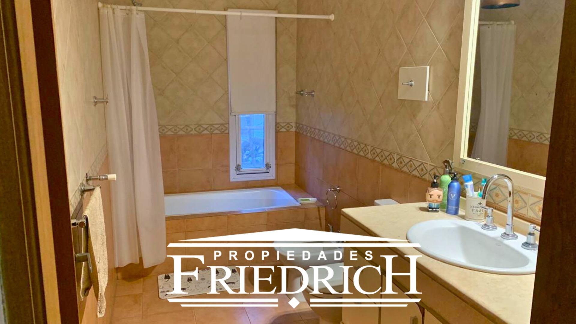 Casa 5 ambientes con 4 baños