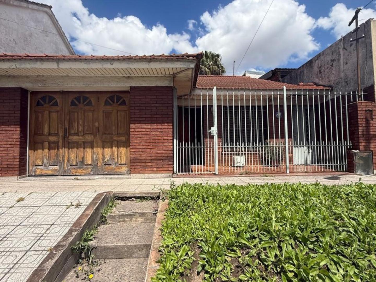 Casa 3 amb. con cochera y departamento interno