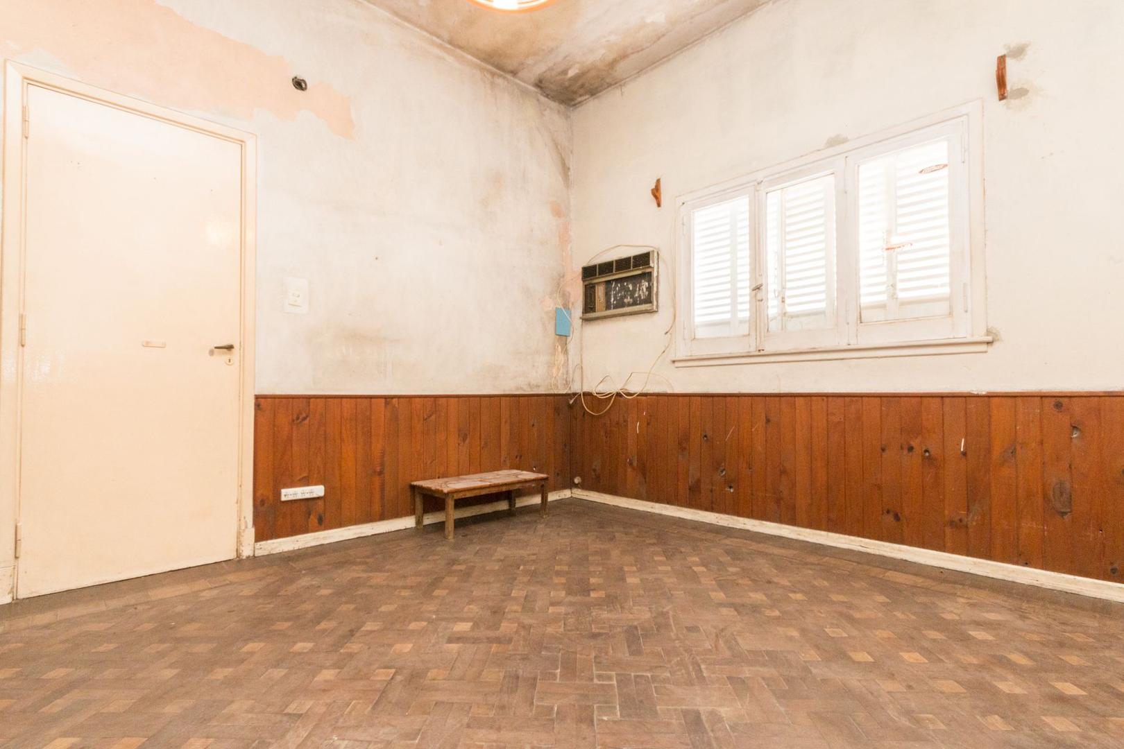 OPORTUNIDAD Casa en venta a reciclar, amplio lote