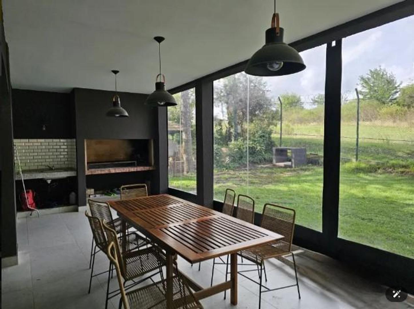 Casa 4 ambientes con 2 baños