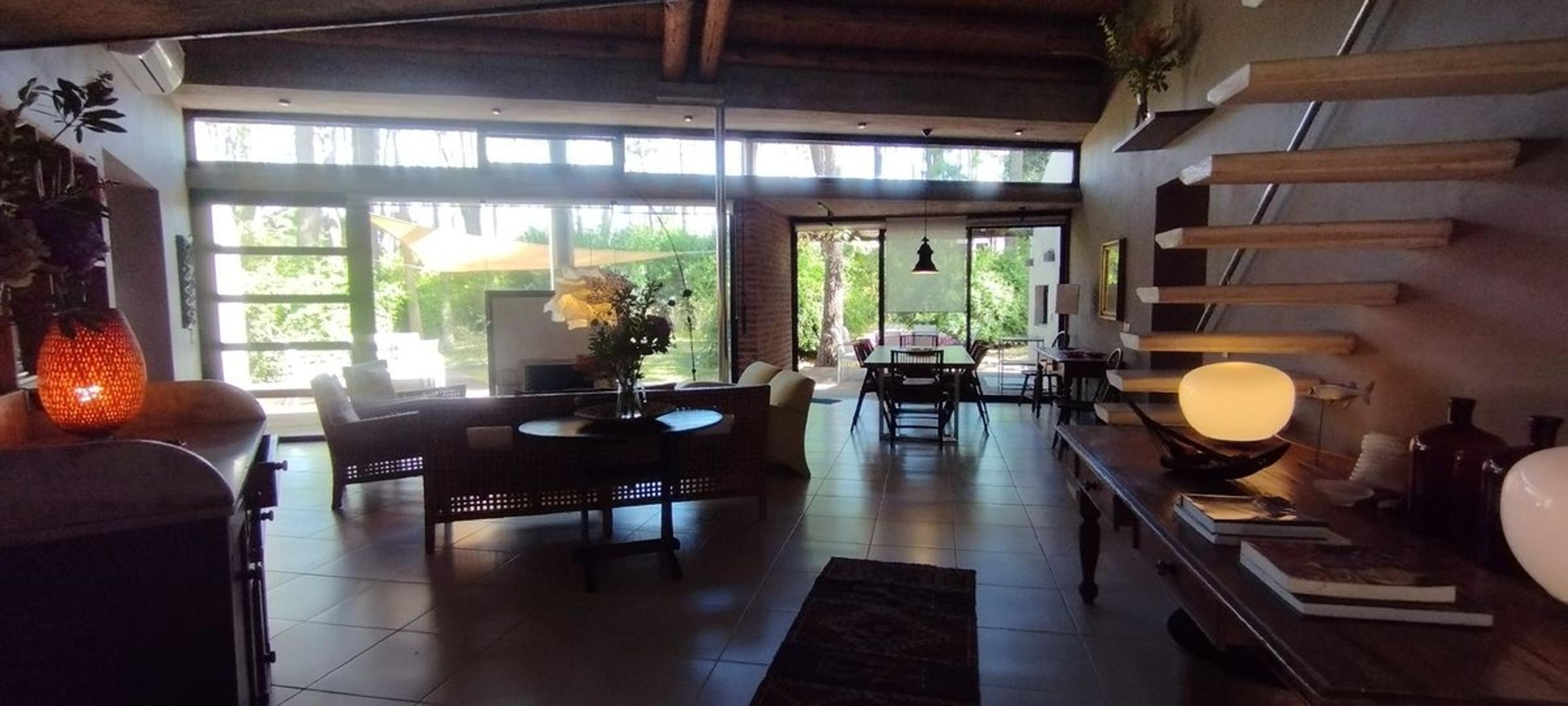 Casa en Alquiler con 3 cocheras