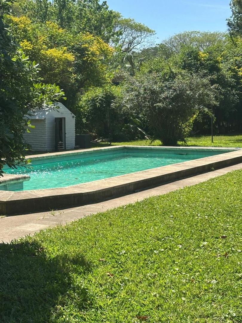CASA CON PILETA Y GRAN TERRENO EN B° JORGE NEWBERY