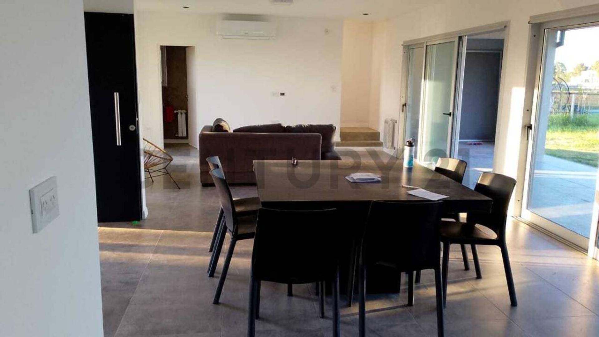 Casa en Alquiler con 3 cocheras