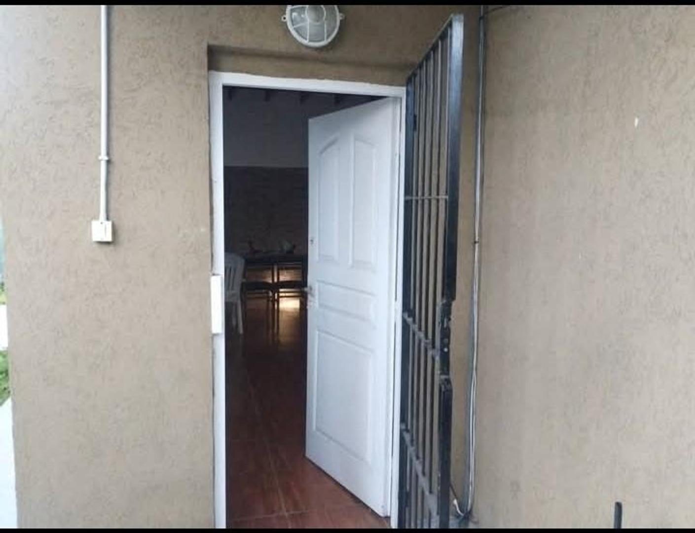 Casa en Alquiler con 4 cocheras