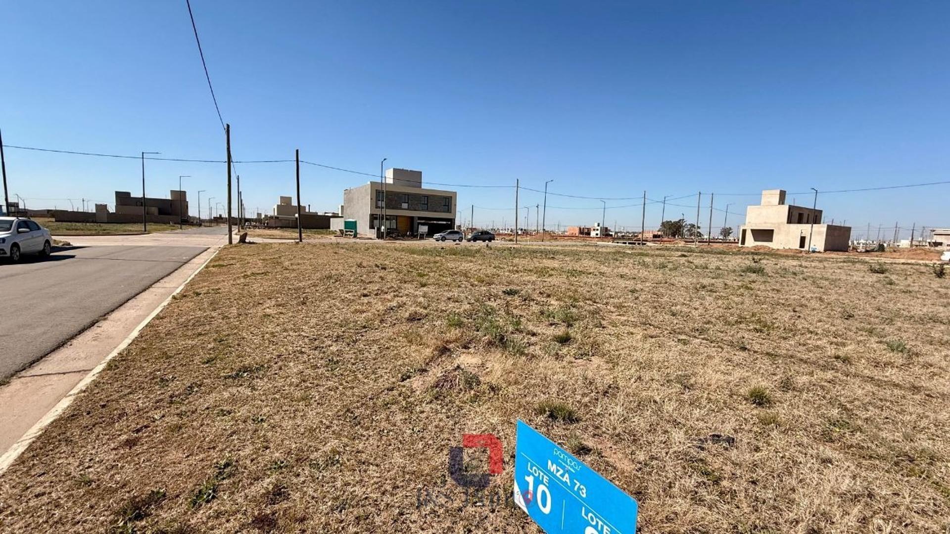 LOTE EN PAMPAS DE MANANTIALES