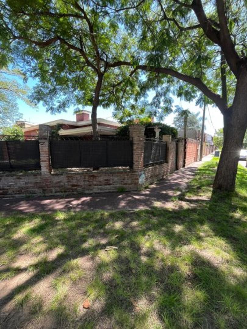 Fisherton. Casa con amplio terreno. A reciclar.