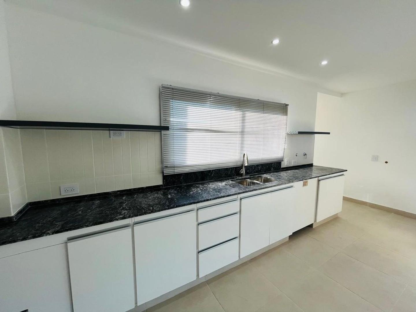 Casa en Alquiler con 1 cochera