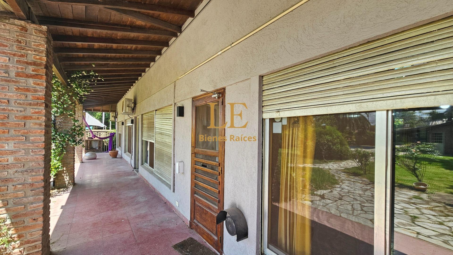 Casa 4 ambientes con 2 baños