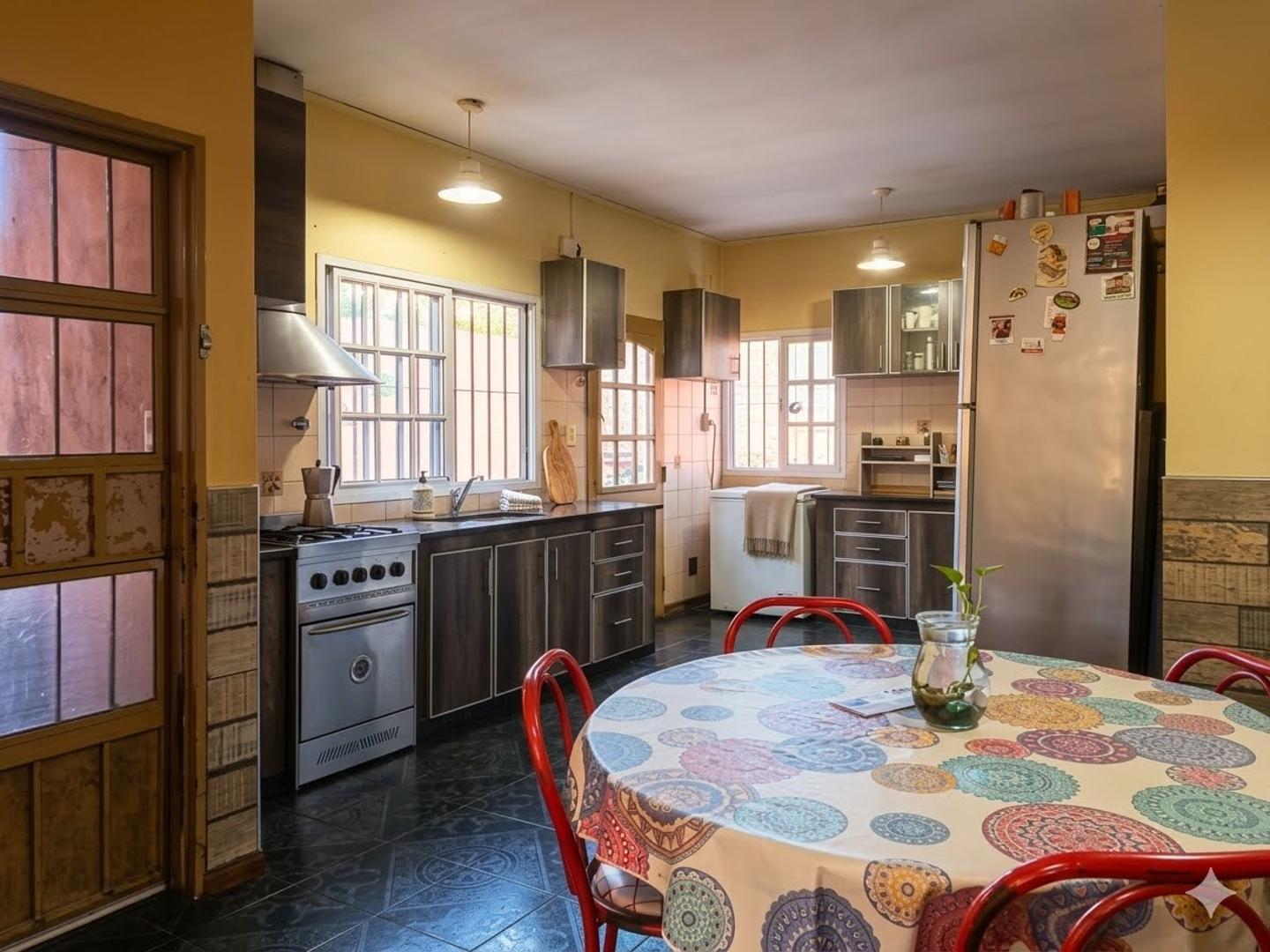 Casa en Venta con 2 cocheras