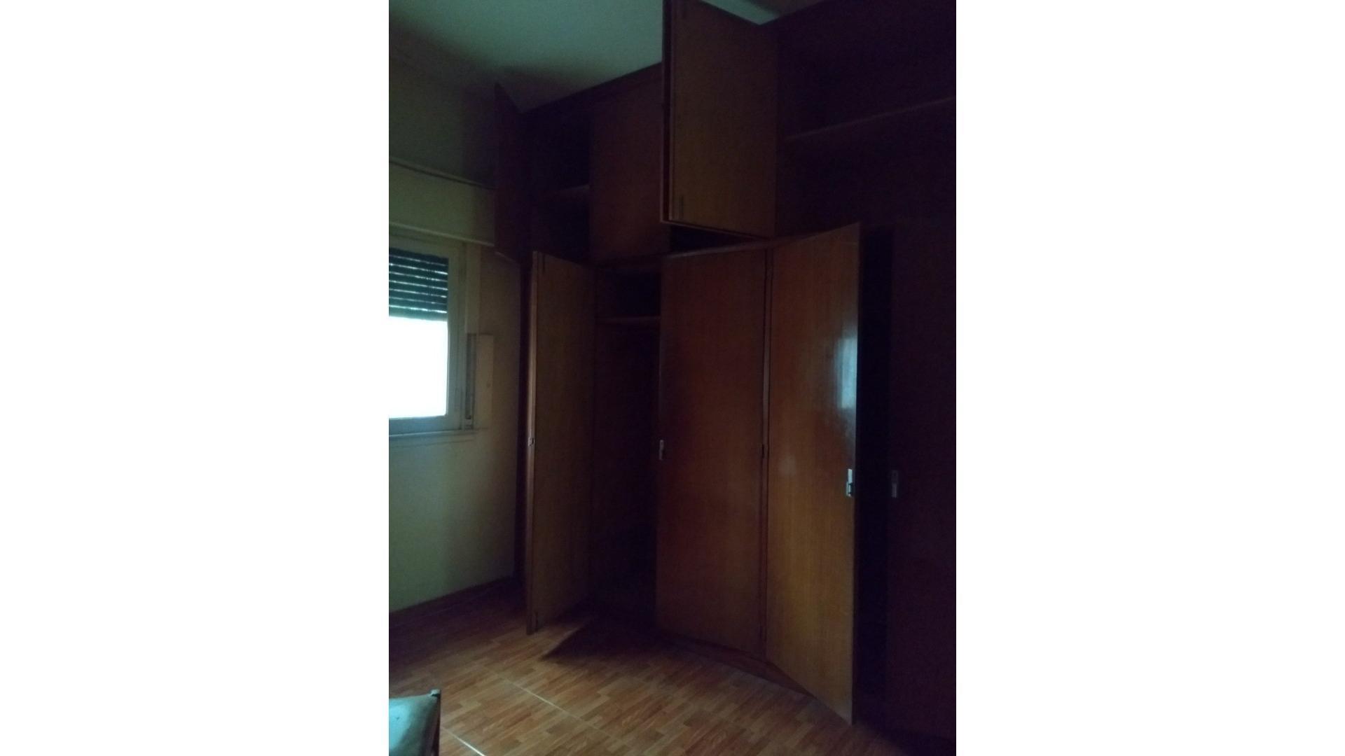 Casa con galpon c/entrada por 2 calles en Avellaneda