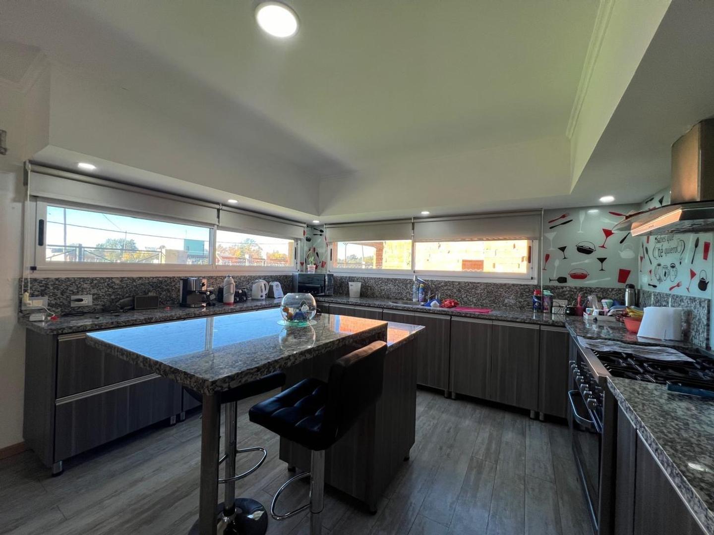 Casa en Venta con 6 cocheras