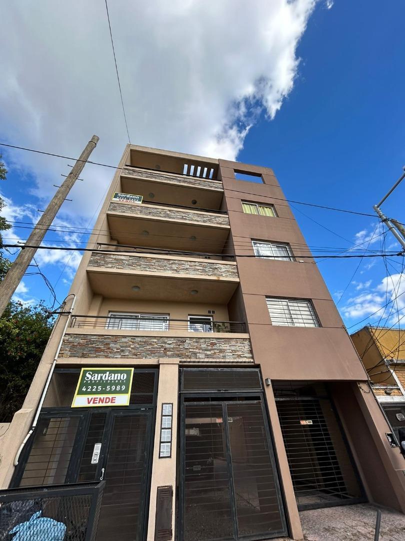 Mono ambiente 1º piso al contrafrente con balcón.