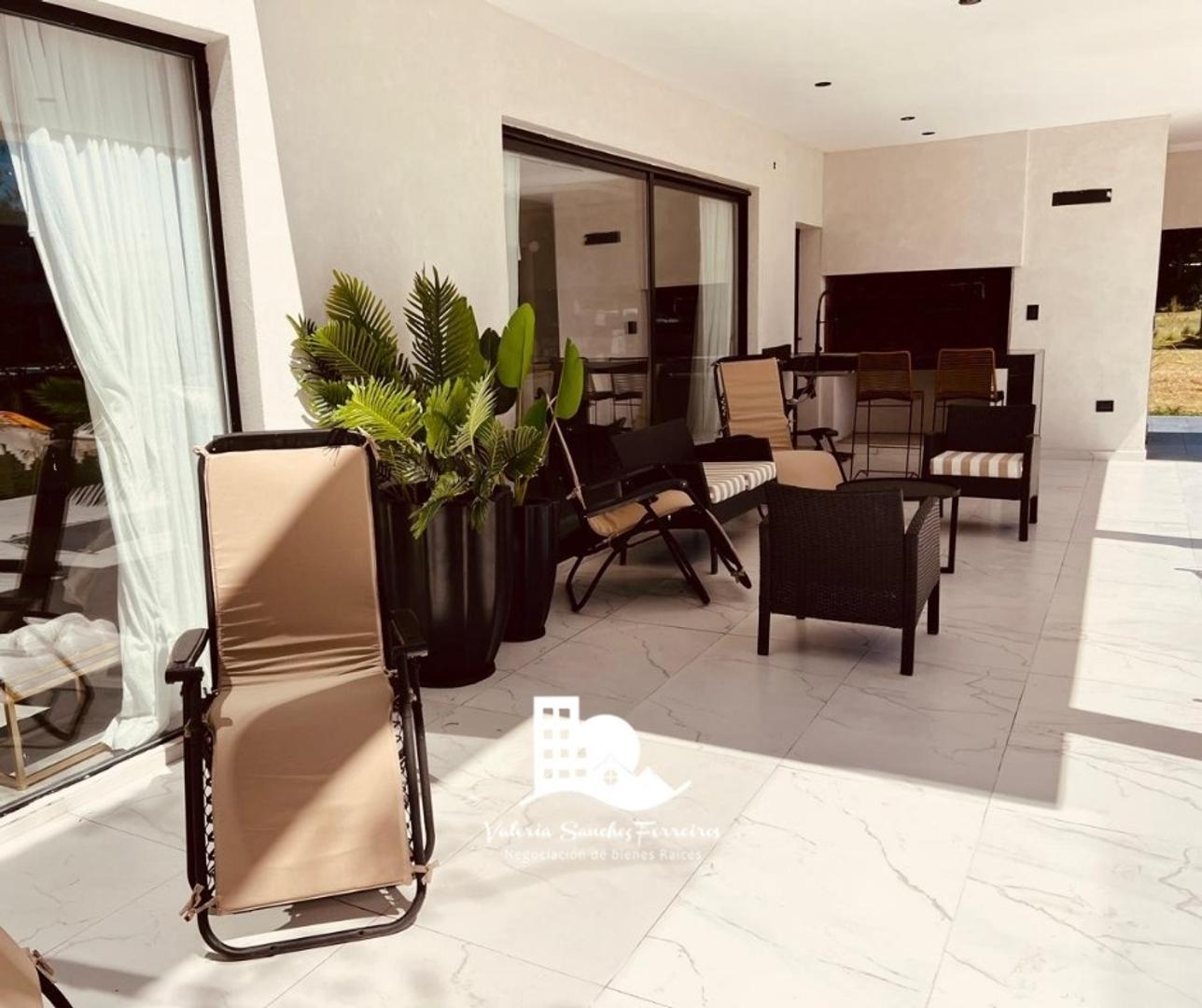 Casa en Venta con 2 cocheras