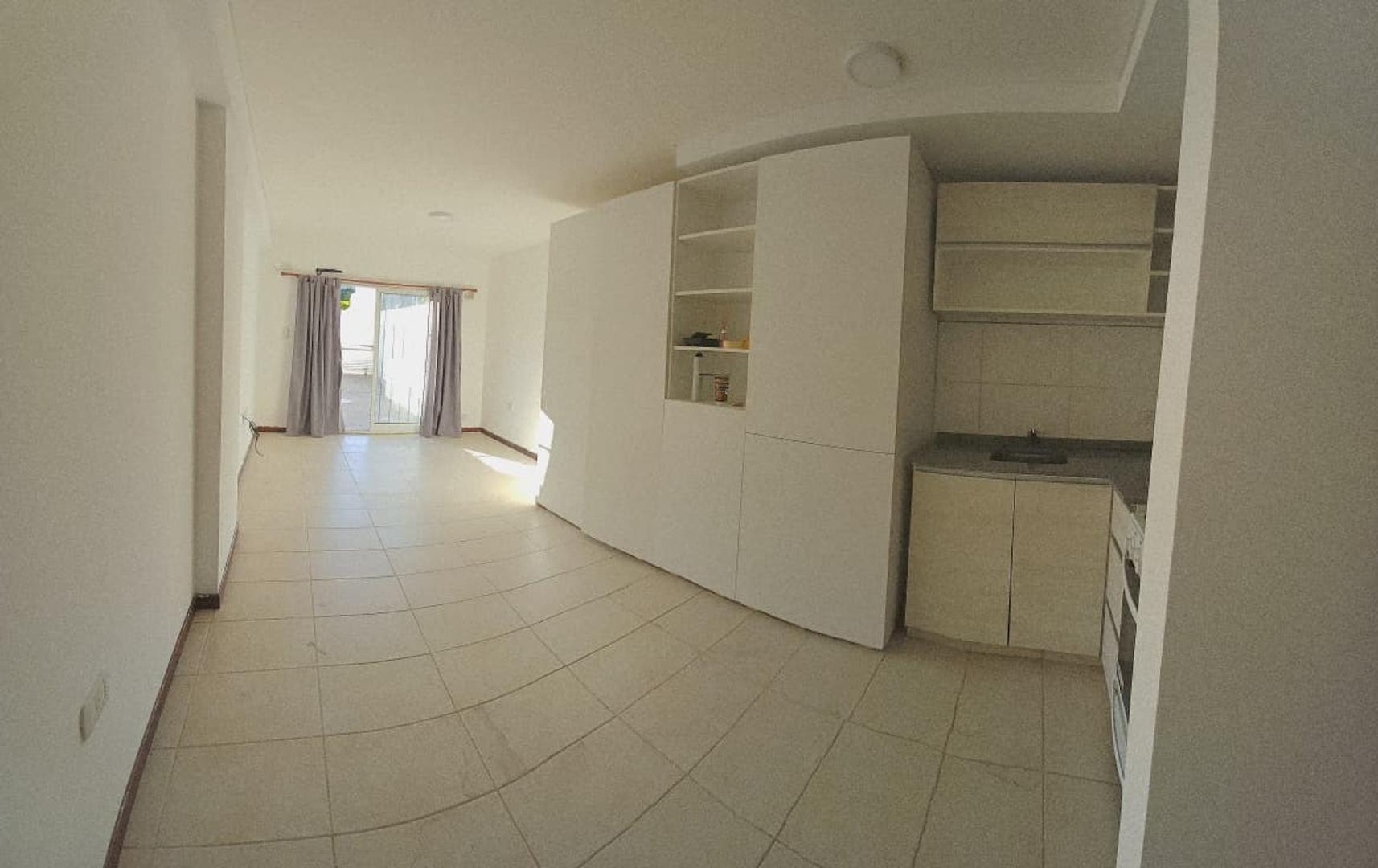 AMPLIO MONOAMBIENTE CON PATIO EXCLUSIVO EN ALQUILER