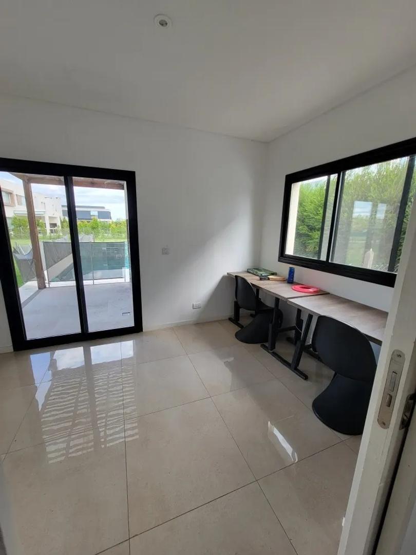 Casa en Venta con 4 cocheras