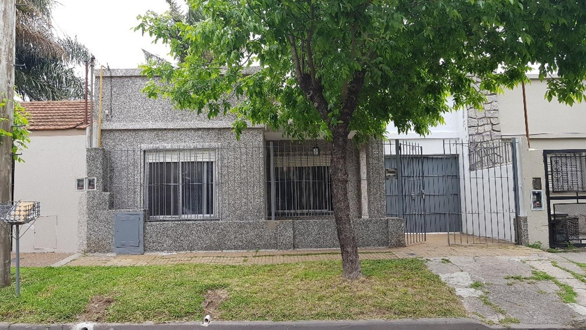 ALQUILER DE CASA TRES  AMB EN ZONA CHILAVERT