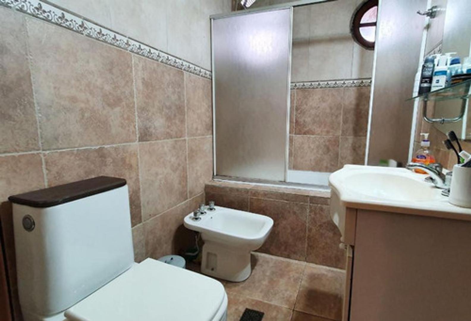 Casa 5 ambientes con 2 baños