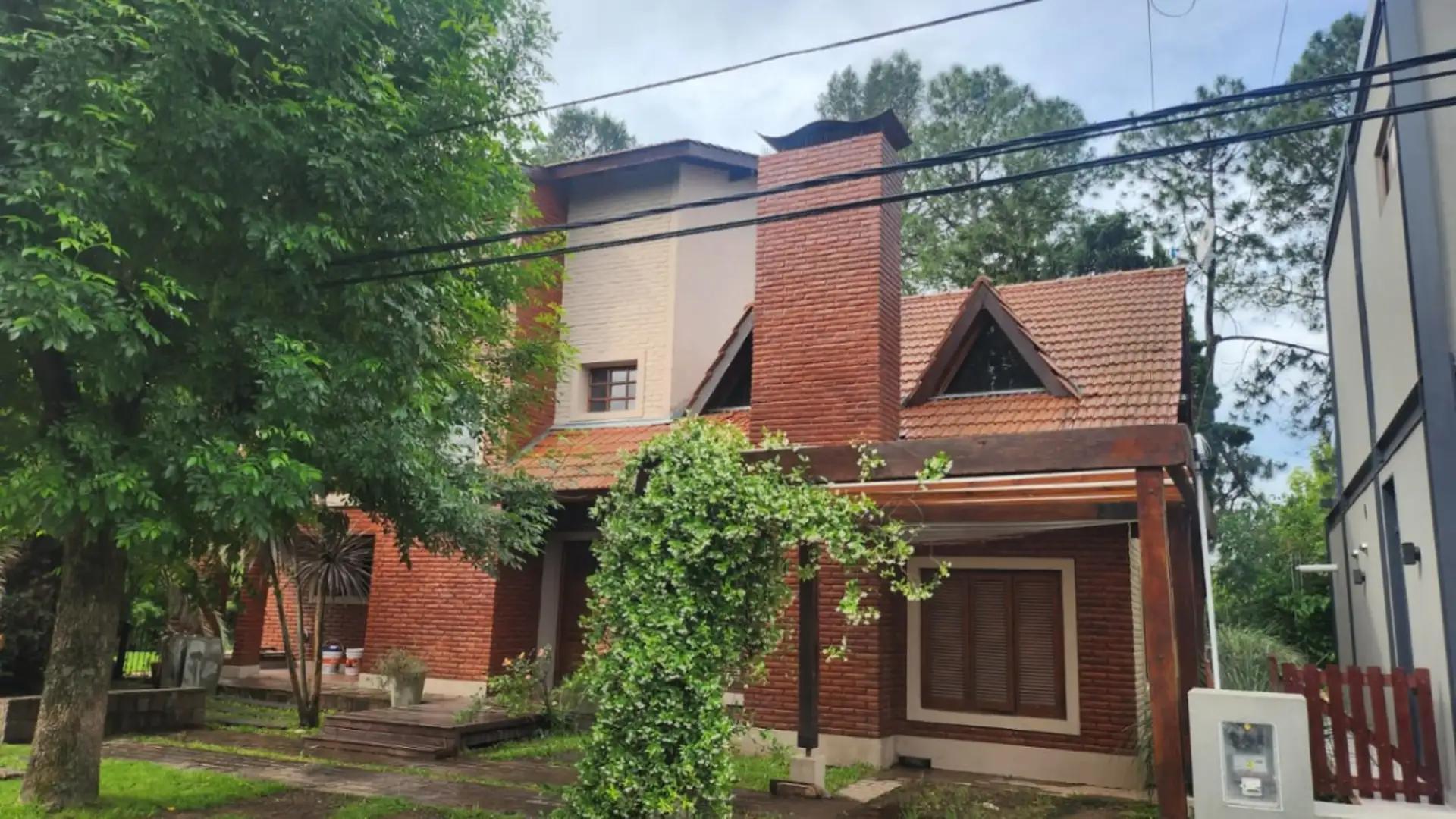 Casa en venta c/ cochera en Loma Verde