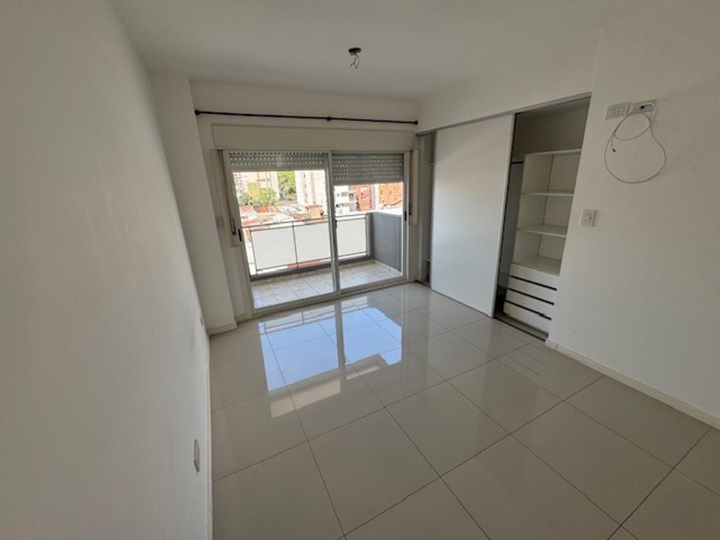 EN VENTA MONOAMBIENTE  SAN MARTIN CENTRO. A MTS MUNICIPIO.