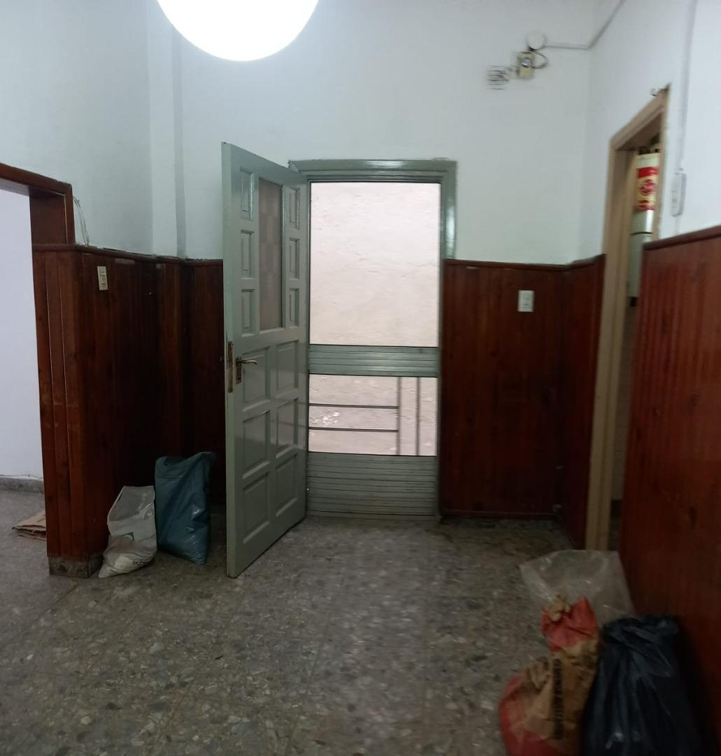 Venta de casa con 3 deptos en block