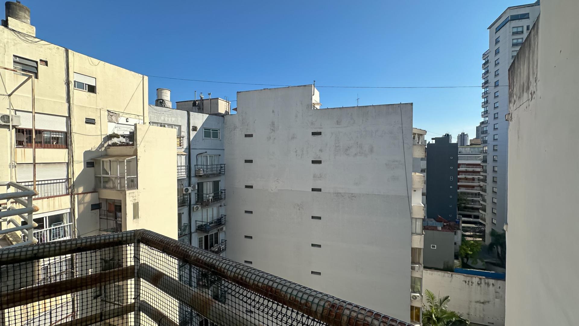 1 amb edificio con piscina y parrilla de uso común.