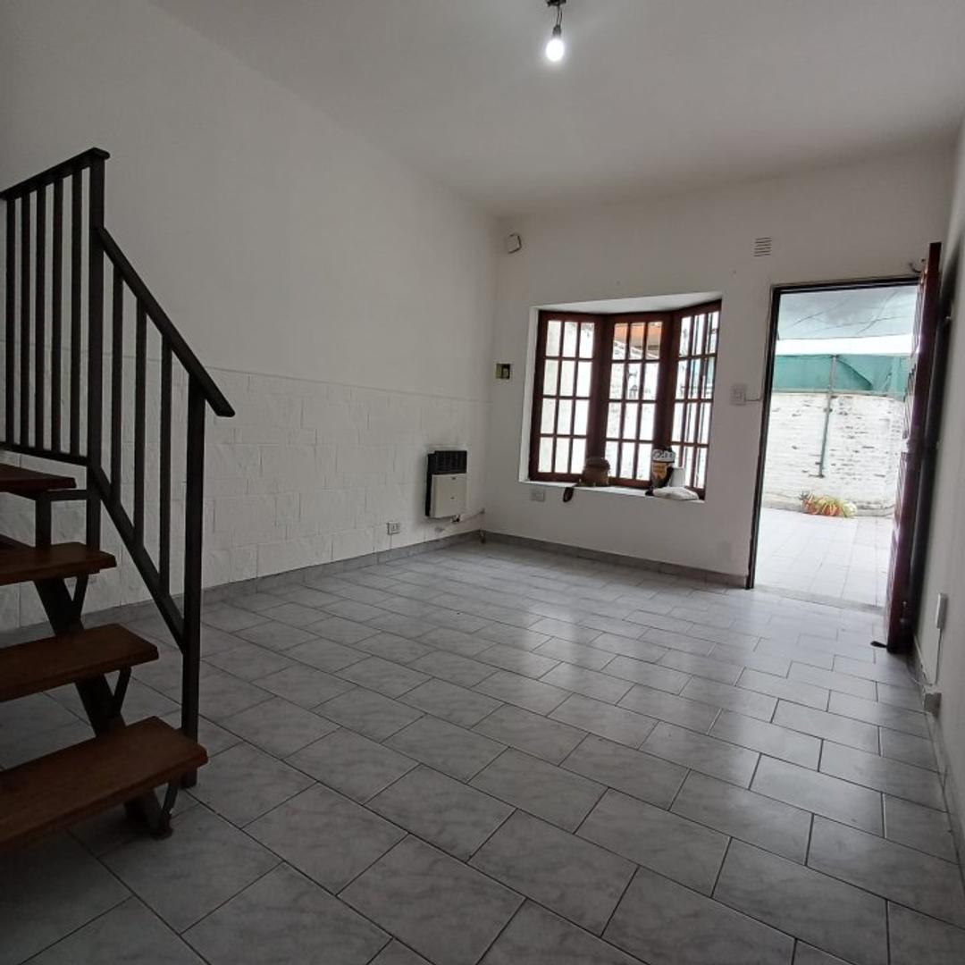 Depto Tipo Casa en Alquiler en Villa Luzuriaga, $ 750.000