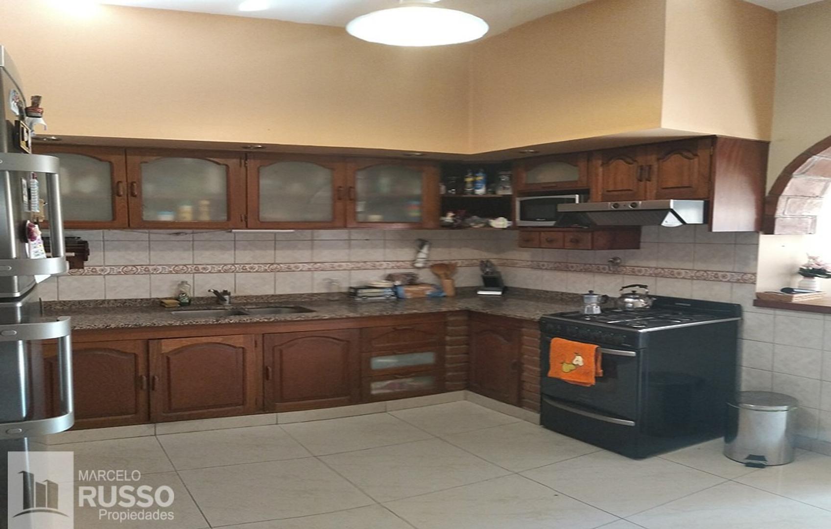 Casa en Venta con 2 cocheras