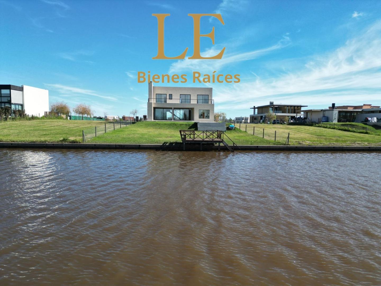 Casa 5 ambientes con 4 baños