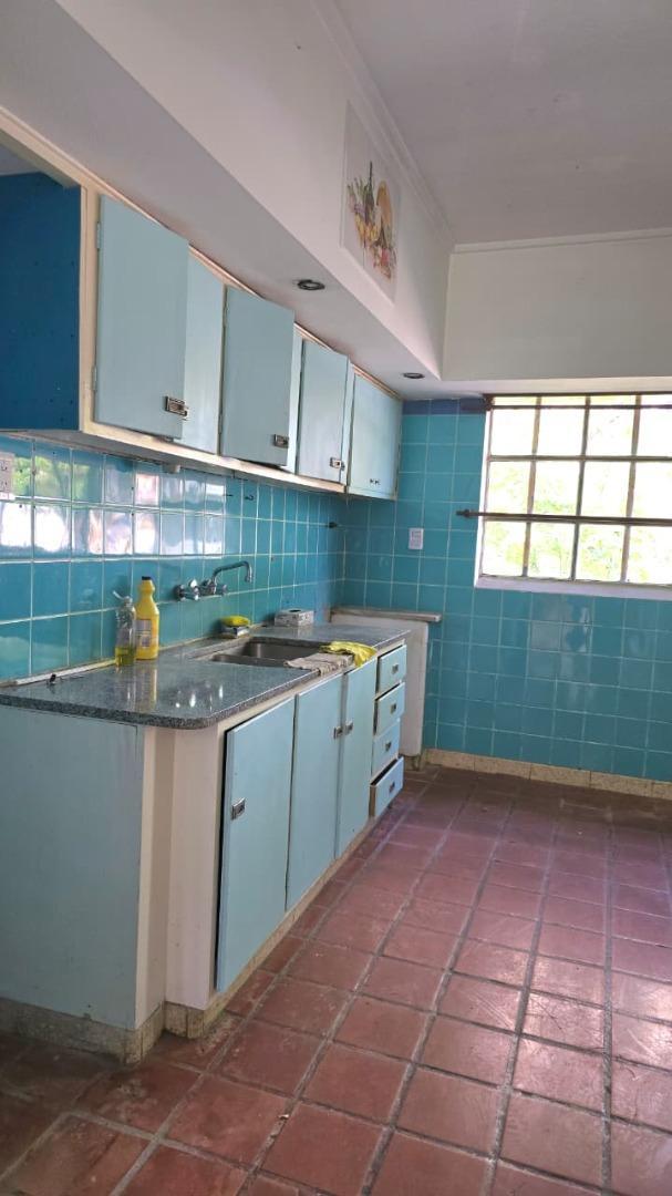 Casa en Alquiler con 3 cocheras