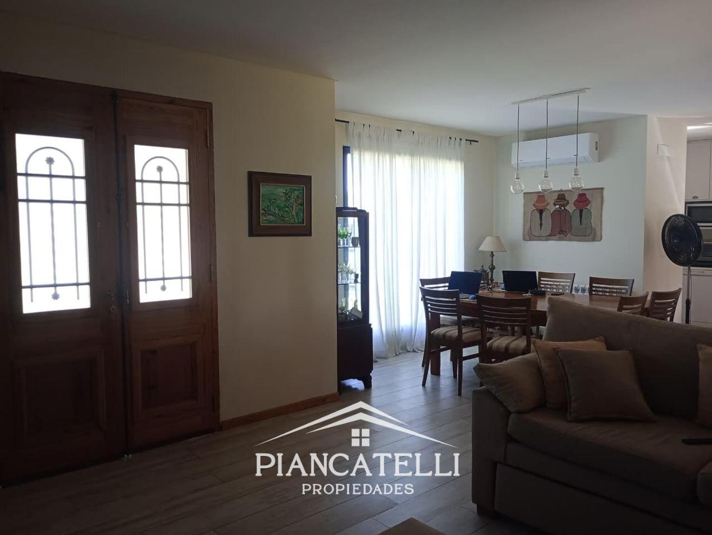 Casa en Alquiler con 2 cocheras