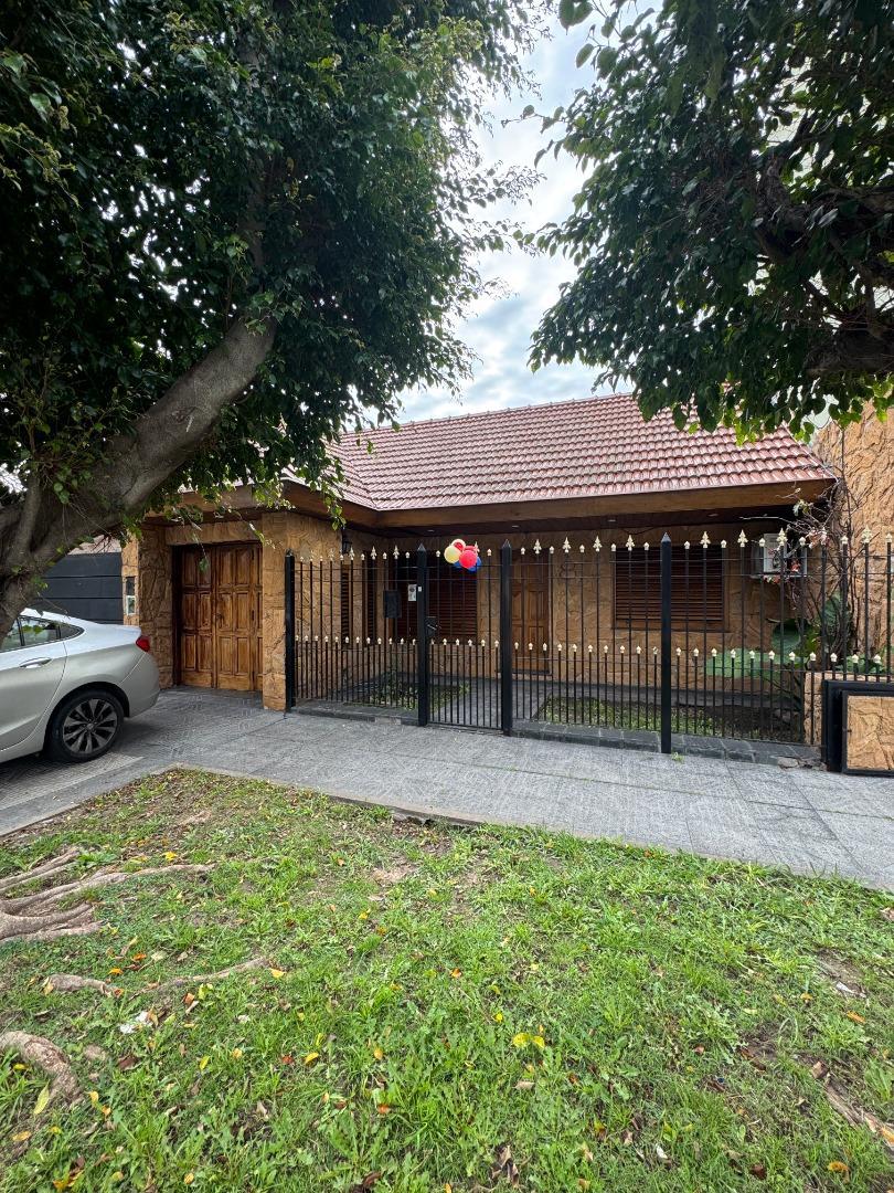 Venta Chalet 4 Ambientes con Jardín en Banfield.