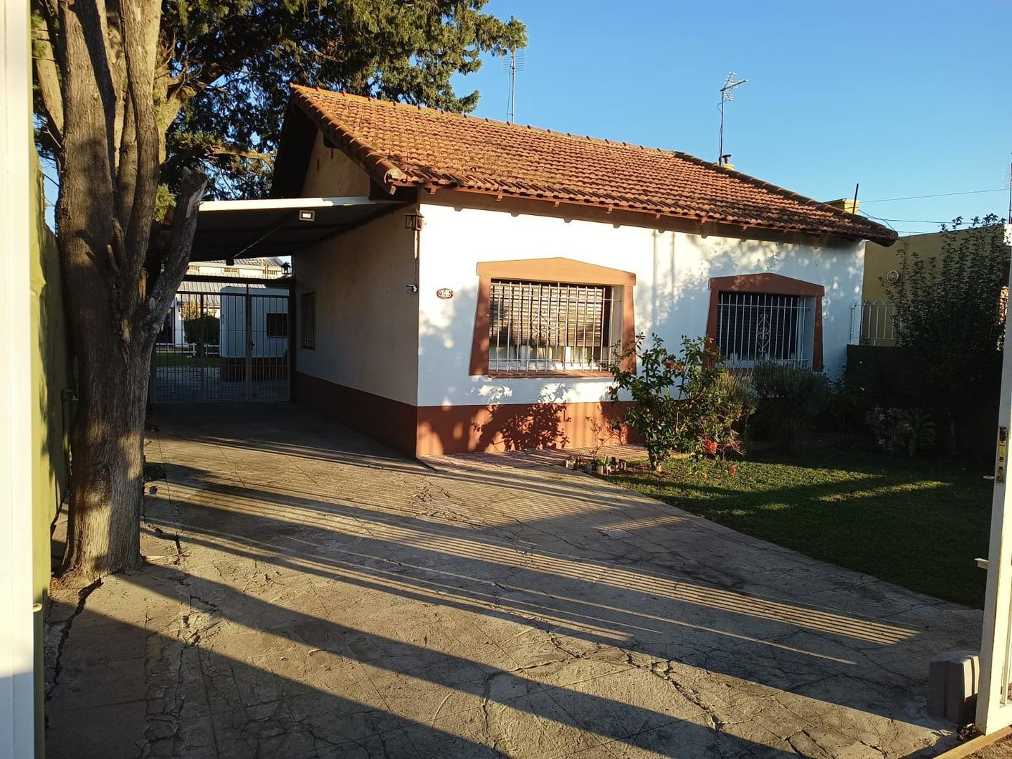 CASA CON LOTE DE  10 X 55 CON PH EN EL FONDO ESCUCHO OFERTAS