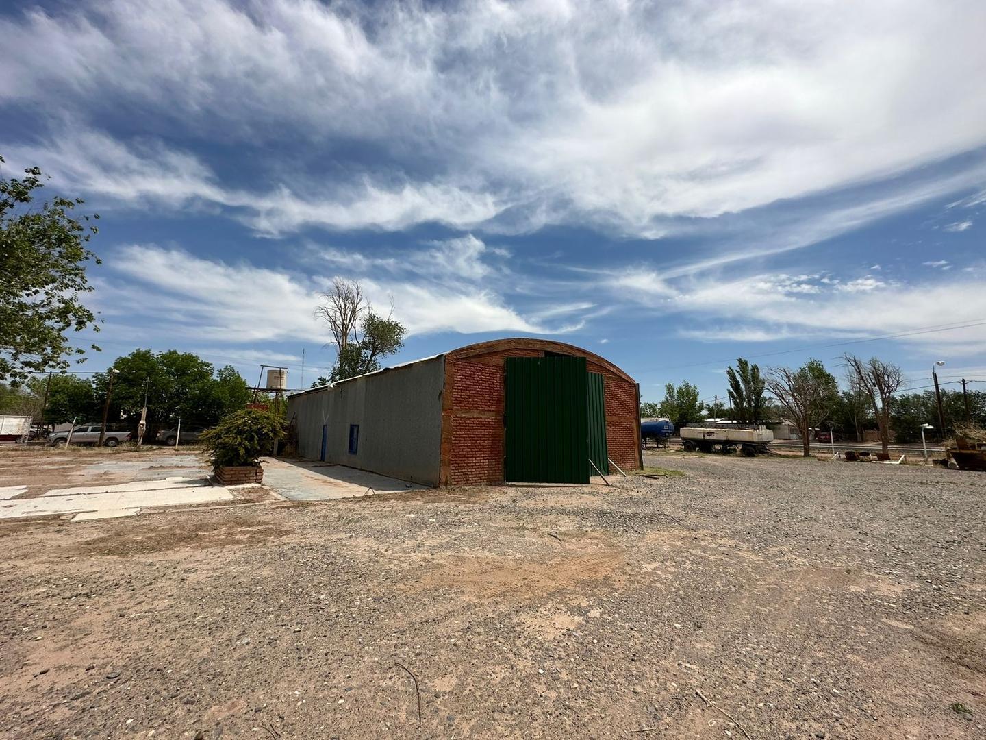 Alquilo base industrial en Rincón de los Sauces.