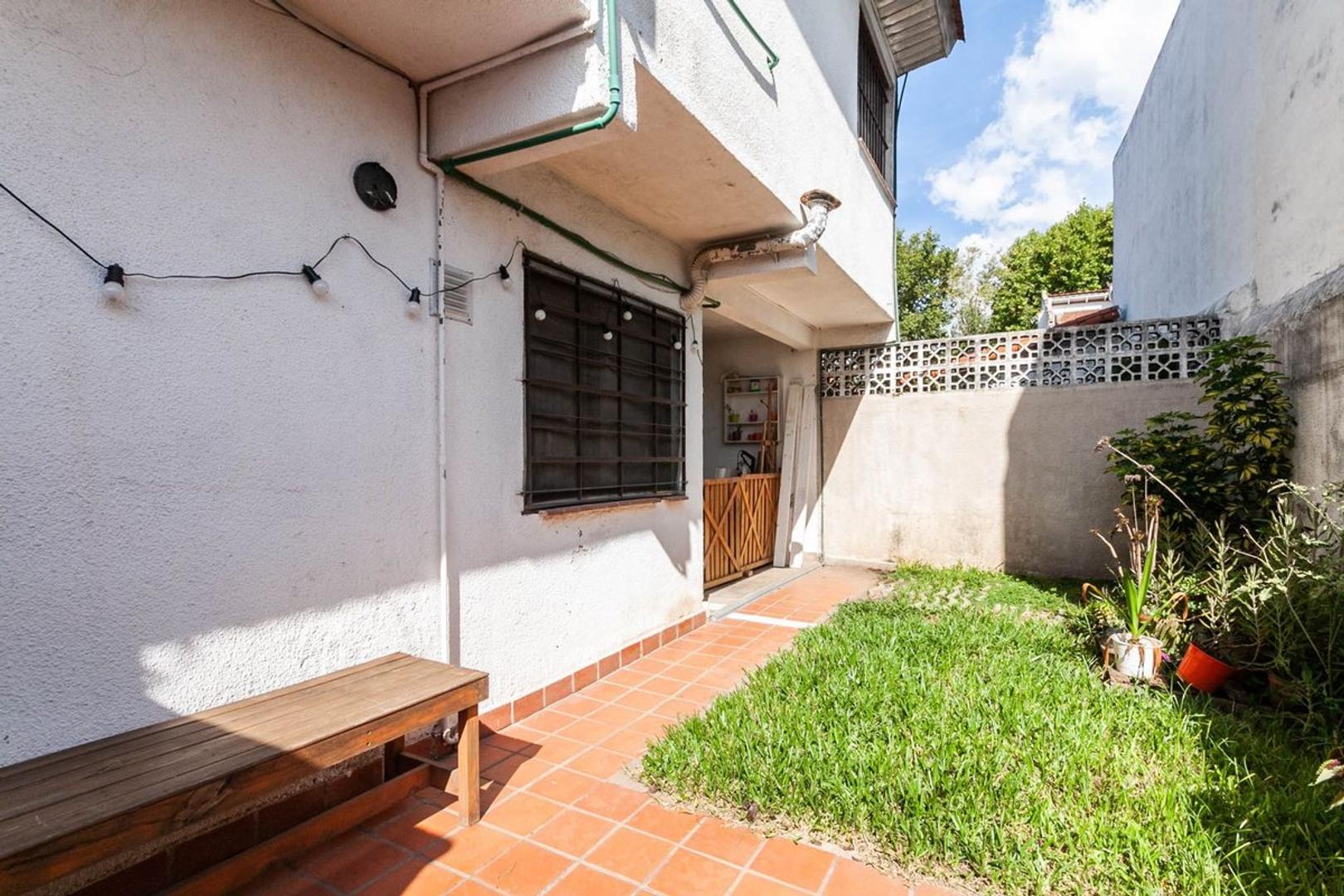 VENTA CASA 4 AMB. FONDO/PARRILLA-ADROGUE CENTRO