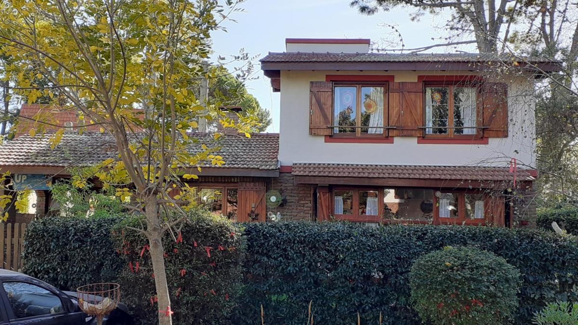 SE VENDE ELEGANTE CHALET EN VILLA GESELL  