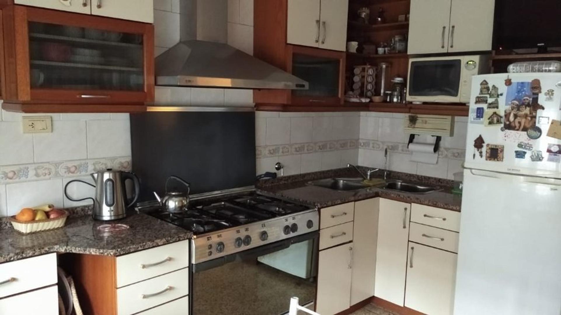 EXCELENTE CASA EN 2 PLANTAS CON GARAGE Y FONDO 198 M2